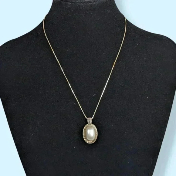 (2/$20) Vintage Avon Pearl Pendant Necklace - Picture 1 of 7